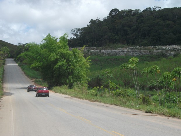 Lixão de Porto Calvo pode ser visto a quilômetros por quem tráfega na rodovia AL-465  (Foto: Waldson Costa/ G1)