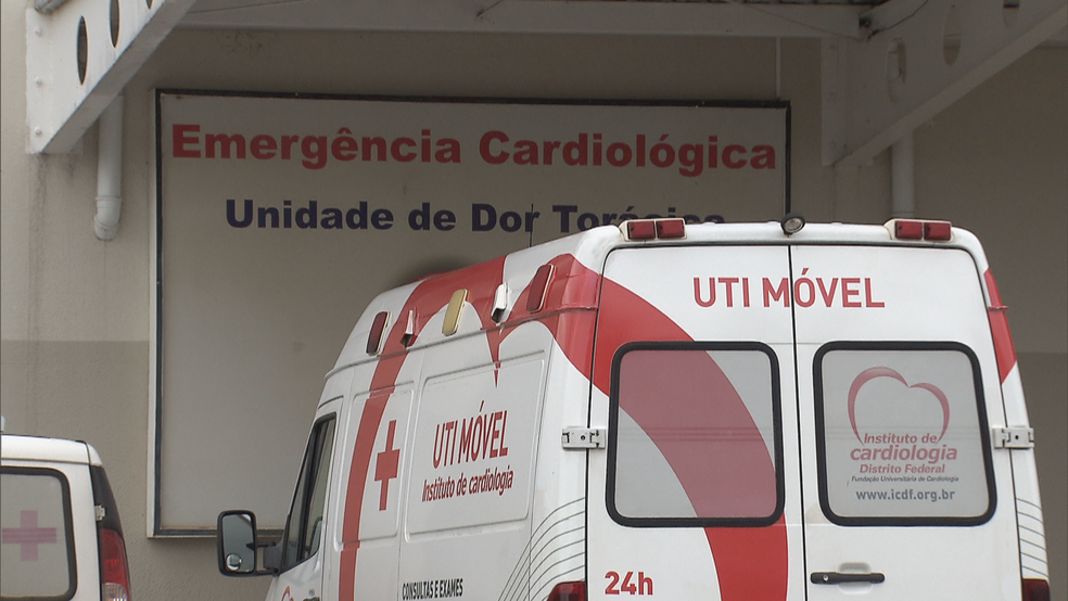 UTI Móvel estacionada em frente ao Instituto de Cardiologia do DF (ICDF) (Foto: TV Globo/Reprodução)