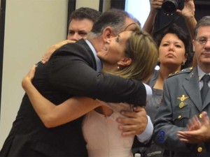 Dárcy Vera abraça o vice-prefeito Marinho Sampaio em cerimônia de posse (Foto: Eduardo Guidini/G1)