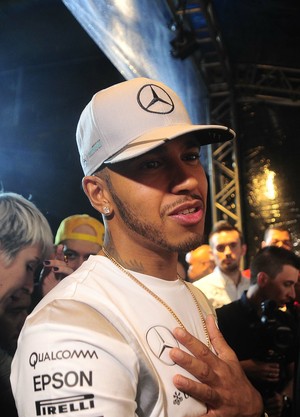 Lewis Hamilton respondeu aos internautas do GE em evento de patrocinador (Foto: Marcos Ribolli)