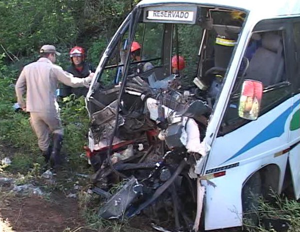 Ônibus ficou com a frente destruída após colidir com caminhão (Foto: Beto Silva/TV Paraíba)