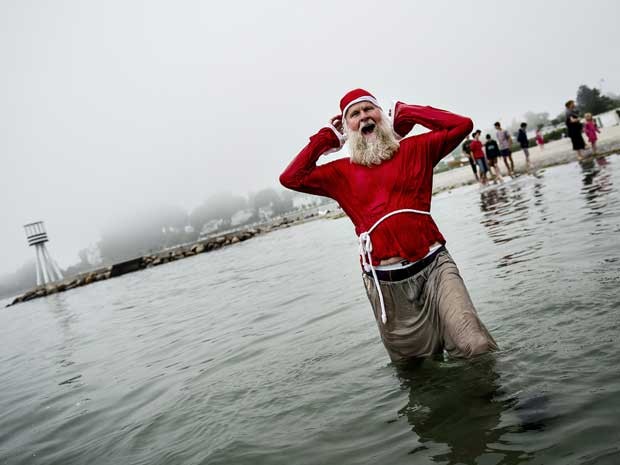 Papai Noel mergulha na praia Bellevue em Copenhague, na Dinamarca (Foto: Torkil ADSERSEN/ SCANPIX DINAMARCA / AFP)