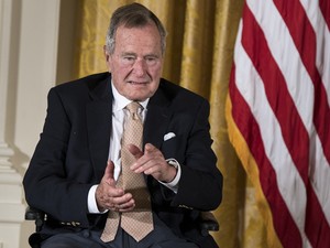 George H.W. Bush em foto de 15 de julho de 2013 (Foto: AFP Photo/Brendan Smialowski/Files) George H.W. Bush em foto de 15 de julho de 2013 (Foto: AFP Photo/Brendan Smialowski/Files)