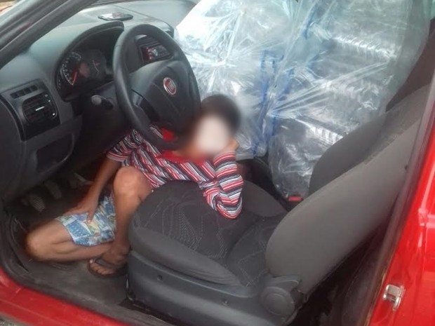 Criança foi encontrada nos pés do motorista em São Mamede, no Sertão da Paraíba (Foto: Carlos Gil/PRF)