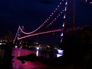 Ponte Hercílio Luz está cor-de-rosa em Homenagem ao movimento 'Outubro Rosa' (Foto: Raquel Santi)