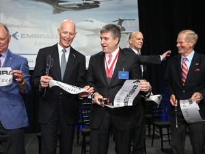 Executivos da Embraer celebram inauguração da linha de montagem (Foto: Ricardo Santos/Embraer)