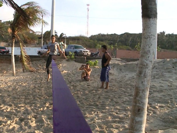 Praticantes de slackline se reúnem nas praias de São Luís, no Maranhão (Foto: Globo)