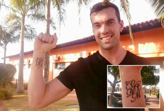 Pivô Murilo, do Bauru Basquete, mostra tatuagem em frente a hospital onde nasceram quadrigêmeos (Foto: Alexandre Azank / TV TEM)