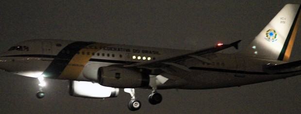 Avião que levou Dilma a Porto Alegre desembarcou às 19h02 (Foto: Dani Barcellos/Agência RBS)