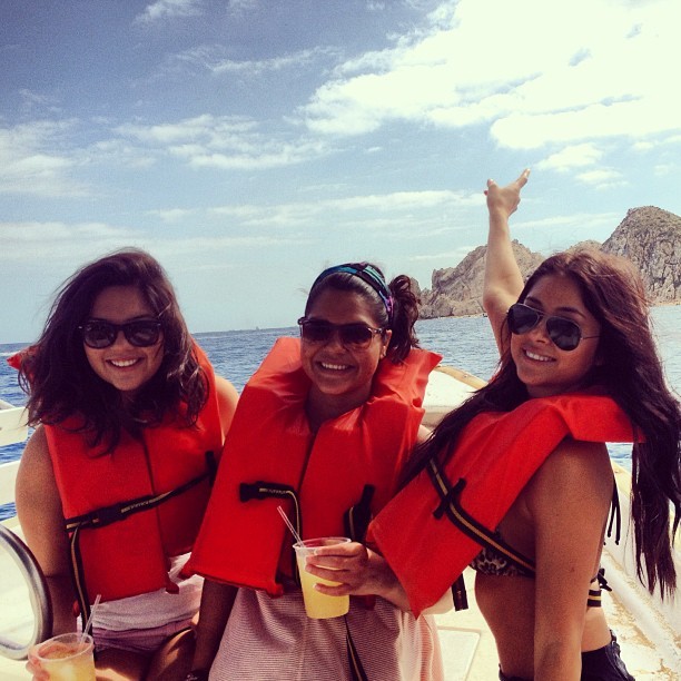 Arianny Celeste e as amigas andando de barco (Foto: Reprodução/Twitter)