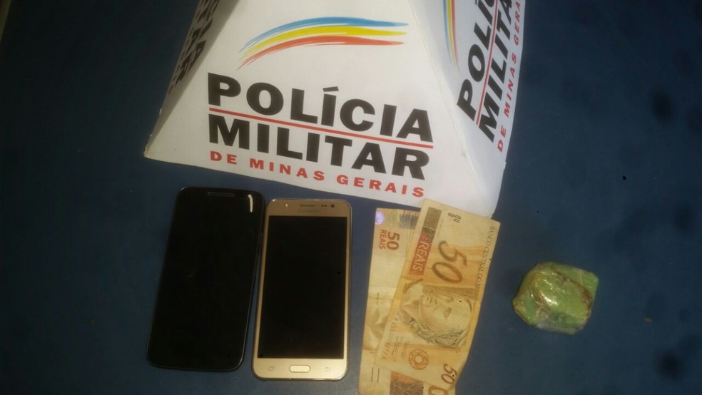 Droga foi encontrada às margens da rodovia (Foto: Polícia Militar/Divulgação)