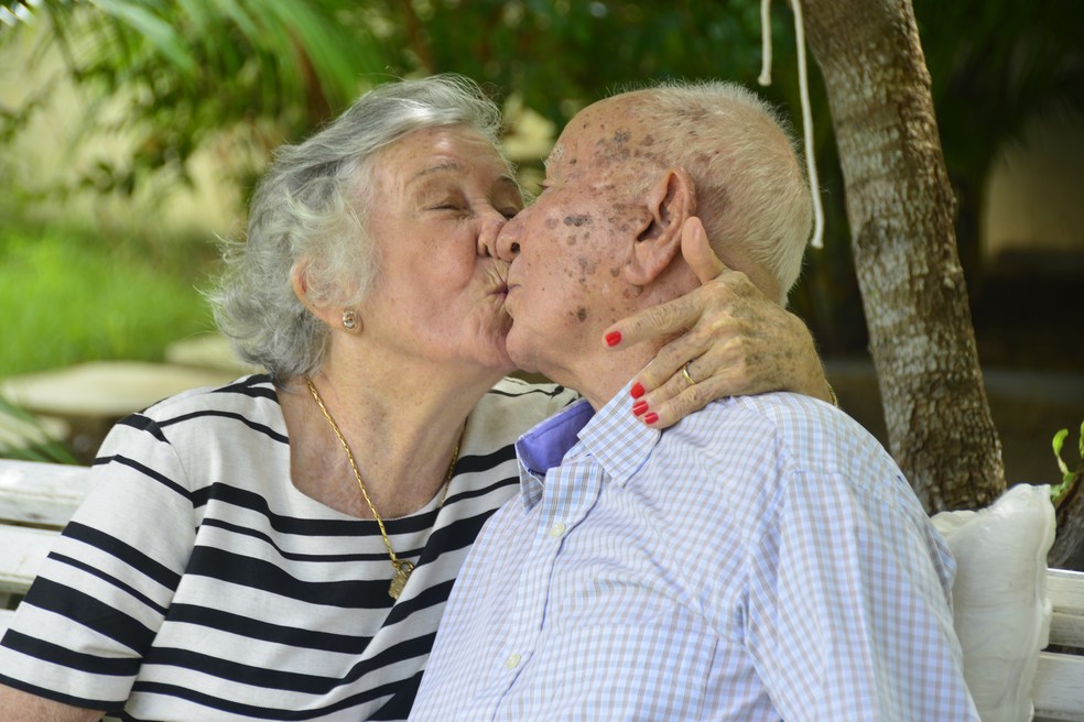 Juntos há 70 anos, casal anda de mãos dadas, troca beijos e carinhos  (Foto: Andréa Tavares/ G1 )