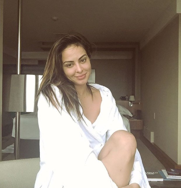 Alinne Rosa posa sem maquiagem (Foto: Reprodução/Instagram)