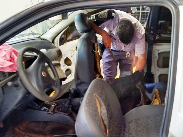 Homem é preso com maconha escondida em lataria de carro em Mendonça (Foto: Ricardo Freitas/TV TEM)
