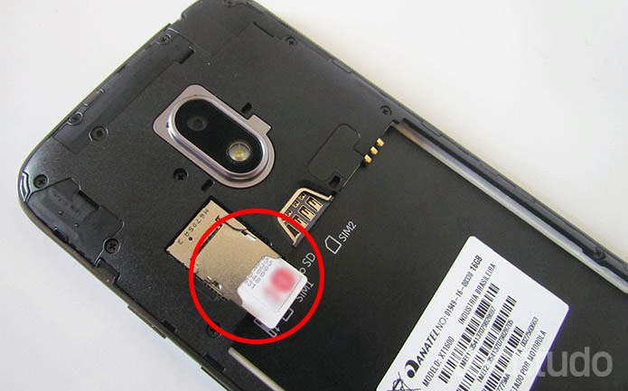 Coloque o SIM 1 abaixo do microSD no Moto G 4 Play (Foto: Paulo Alves/TechTudo) Coloque o SIM 1 abaixo do microSD no Moto G 4 Play (Foto: Paulo Alves/TechTudo)