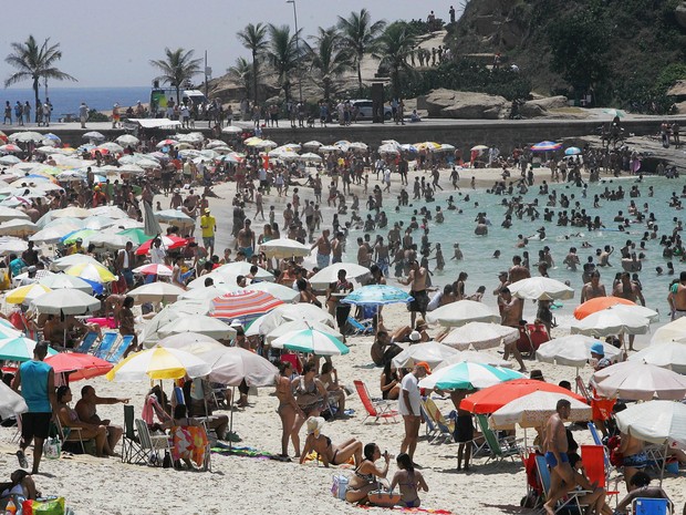 Banhistas aproveitam o feriado para se refrescar na praia do Arpoador, na Zona Sul do Rio de Janeiro, no primeiro dia do ano (Foto: Fábio Gonçalves/Agência O Dia/Estadão Conteúdo) Banhistas aproveitam o feriado para se refrescar na praia do Arpoador, na Zona Sul do Rio de Janeiro, no primeiro dia do ano (Foto: Fábio Gonçalves/Agência O Dia/Estadão Conteúdo)