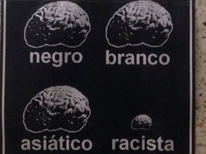 Intervenções contra o racismo foram colocadas no banheiro  (Foto: Giuliano Tamura/ TV TEM)
