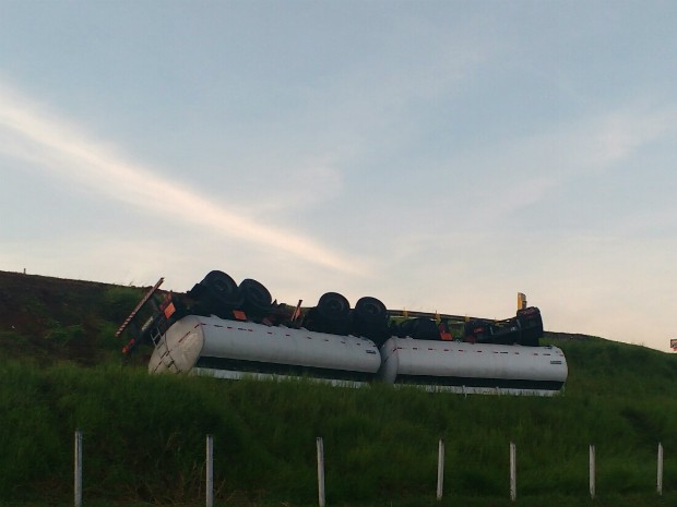 Motorista perdeu o controle, saiu da pista e capotou (Foto: Uelton Pereira/Vanguarda Repórter) Motorista perdeu o controle, saiu da pista e capotou (Foto: Uelton Pereira/Vanguarda Repórter)