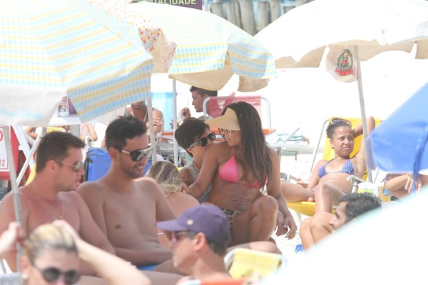 Thammy Miranda e namorada, Andressa Ferreira na praia (Foto: Wallace Barbosa/AgNews)