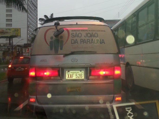 Van de prefeitura de São João da Paraúna, em Goiás, é flagrada circulando com placa do Paraguai (Foto: Joseleno Borges/Arquivo Pessoal)