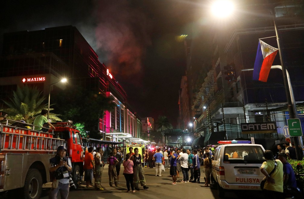 Complexo Resorts World, em Manila, é isolado após relatos de tiros e explosões (Foto: Erik De Castro / Reuters)
