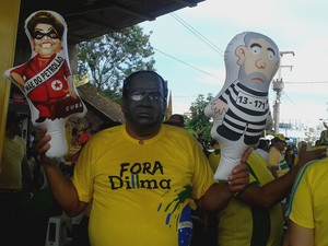 Funcionário público Carlos Arrais se manifestou com a máscara do ministro Joaquim Barbosa (Foto: Catarina Costa/G1)