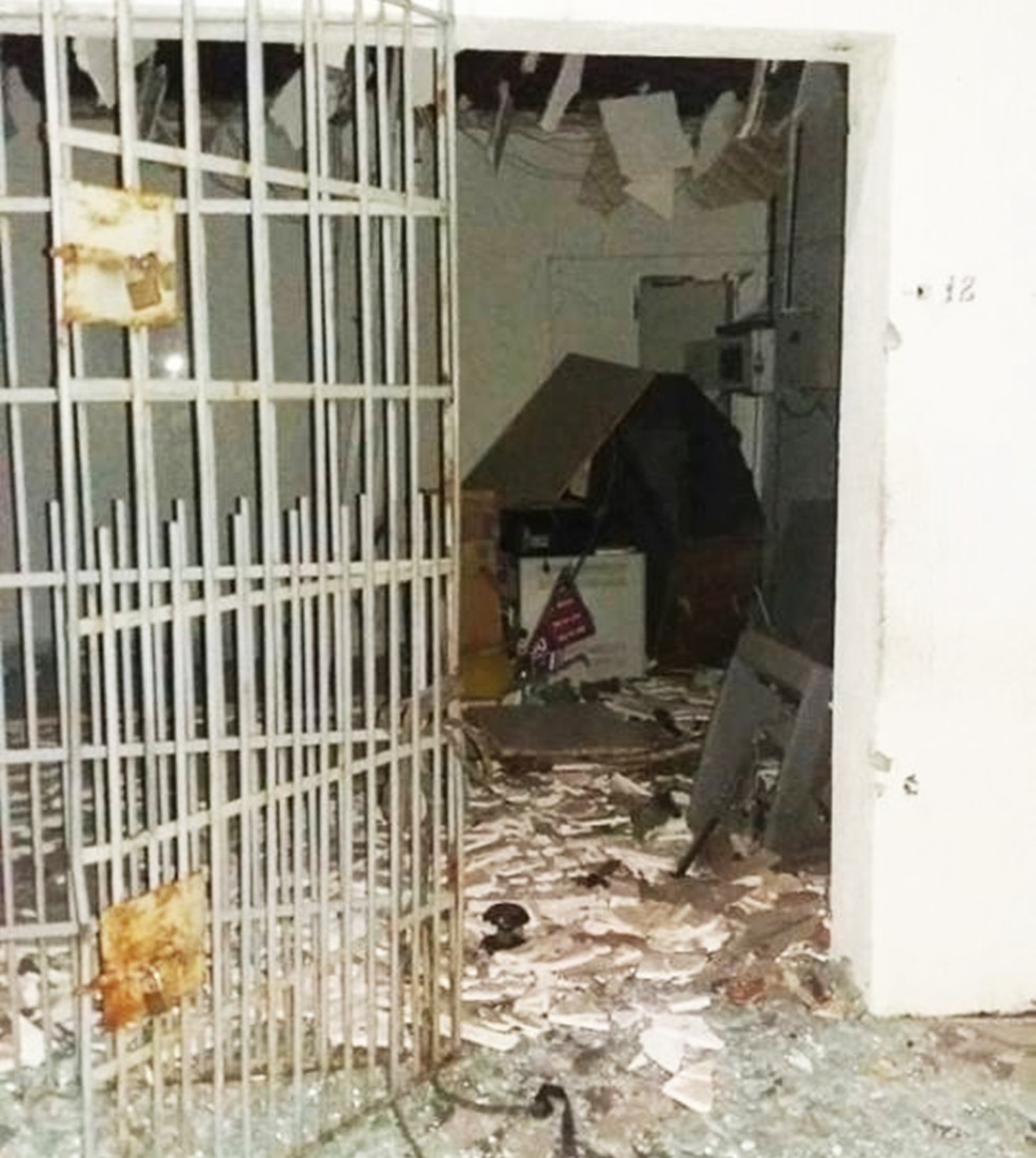 Explosão destruiu parte da agência do Bradesco (Foto: PM/Divulgação)