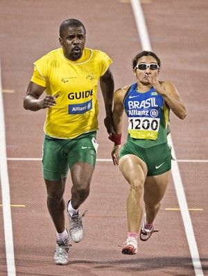 Fábio Dias e Jhulia Karol correm a final dos 100m T11 (cego total) no Mundial de Doha (Foto: Daniel Zappe/MPIX/CPB)