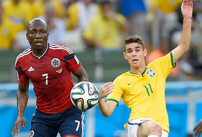 Oscar e Armero jogo Brasil x Colômbia (Foto: Jefferson Bernardes / VIPCOMM)