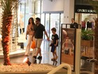 Murilo Benício passeia com o filho em shopping carioca