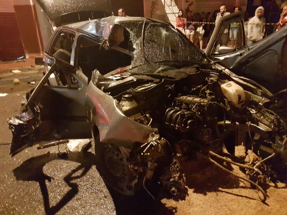 Carro ficou destruido após motorista bater no poste  (Foto: Naji Nayfe Besharah / Arquivo pessoal )