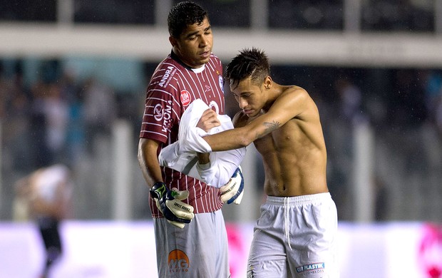 Neymar jogo Santos goleiro Joinville (Foto: Marcelo Machado de Melo / Fotoarena)