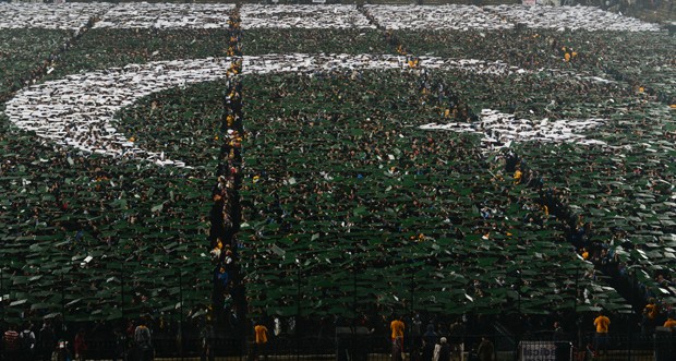 Pendão paquistanês foi formado por mais de 29 mil pessoas em estádio de hóquei na cidade de Lahore (Foto: Arif Ali/AFP)