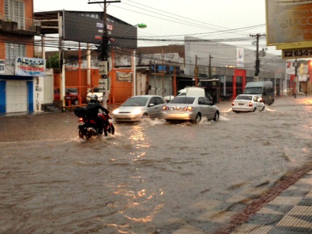 Chuva complicou o trânsito na Avenida Carmindo de Campos, em Cuiabá. (Foto: Marcos Landim / TVCA)