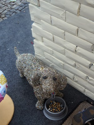 Apenas com parafusos arrecadados, projeto Casa Viva Inatel montou um cachorro de cerca de 3 Kg (Foto: Projeto Casa Viva Inatel)