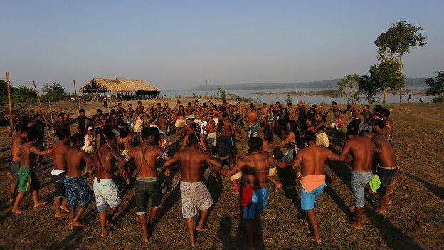 Mundurucus na terra indígena Sawré Muybu, no Pará, às margens do Tapajós; alteração do rio representa 'desmoronamento da dinâmica cultural' desse povo, diz ONG (Foto: Lunae Parracho Greenpeace)