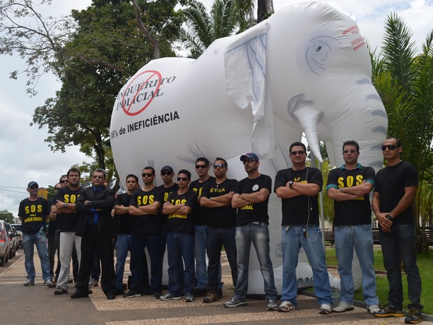 Policiais em frente ao &#39;elefante branco&#39; em manifestação (Foto: Amanda Borges/G1)