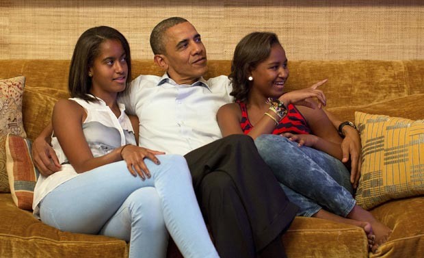 Malia, Obama e Sasha assistem ao discurso na Casa Branca (Foto: Reuters)