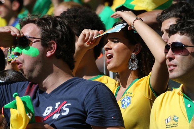 Bruna Marquezine no estádio (Foto: William Volcov / BPP/ AgNews)