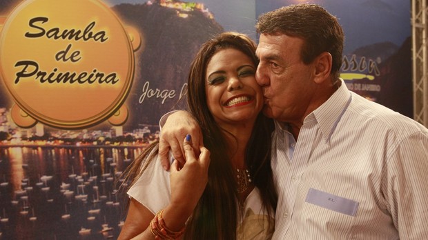 Selminha Sorriso e Jorge Perlingeiro nos bastidores do programa Samba de Primeira (Foto: Isac Luz/EGO)