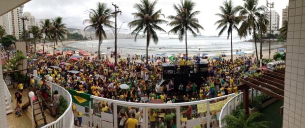 Multidão protesta em frente à triplex em praia de Guarujá (Foto: Mariane Rossi / G1)