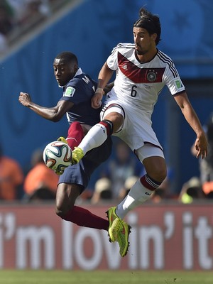 O alemão Sami Khedira disputa bola com o colega francês Blaise Matuidi  (Foto: AP Photo/Martin Meissner)