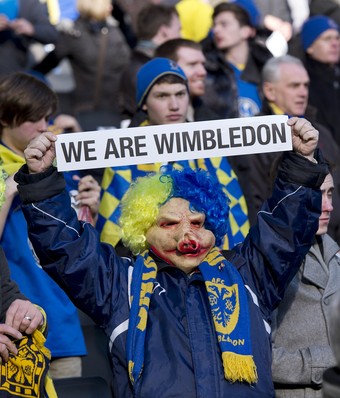 torcida do afc wimbledon, no jogo contra milton keynes dons (Foto: ADRIAN DENNIS / AFP)