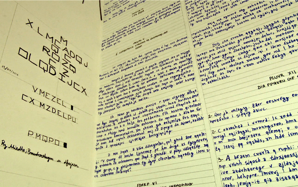 Alguns dos livros foram escritos nas paredes, teto e chão do quarto (Foto: Reprodução/Rede Amazônica Acre)