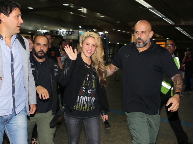 Shakira com fs no aeroporto internacional de Guarulhos, em So Paulo (Foto: Thiago Duran/ Ag. News)