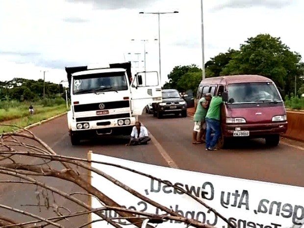 G Ind Genas Protestam E Bloqueiam Rodovia Em Dourados Ms Not Cias