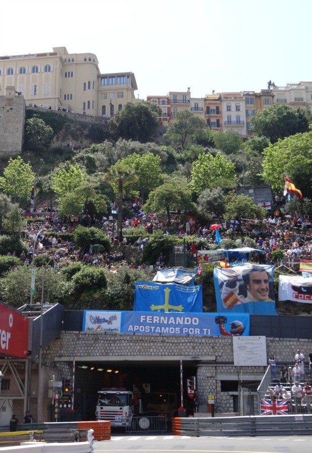 Quem não pode gastar tanto tem a opção de assistir o GP de Mônaco na 'geral' do circuito de Monte Carlo: os morros próximos da curva 'La Rascasse',  (Foto: Rodrigo França)