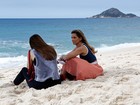 Deborah Secco e Alessandra Negrini gravam cenas na praia