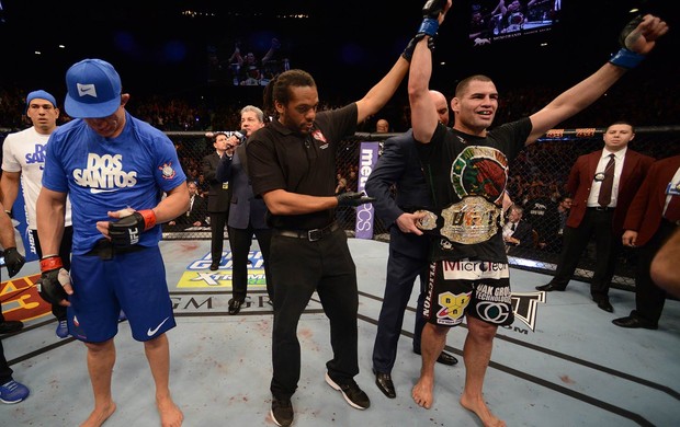 Cain Velásquez recebe o cinturão após vencer Junior Cigano (Foto: Getty Images)