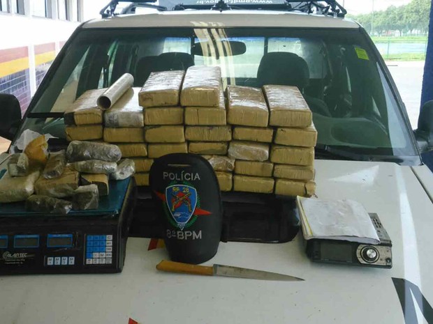 G1 Pm Acha 40 Kg De Maconha Em Casa No Df Suposto Traficante Foge